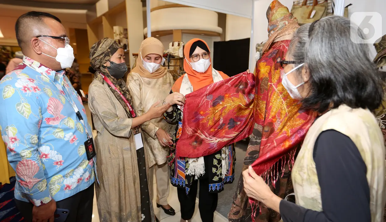 (Ki-Ka) Mall Director The Plaza Semanggi Pahala Situmeang, Founder & Ketua IDEIndonesia Inen Kurnia, Istri Gubernur Kepulauan Bangka Belitung Melati Erzaldi dan Istri Wakil Gubernur DKI Jakarta Ellisa Sumarlin melihat kain serat alami pada Ecoprint Fashion Week 2022 di The Plaza Semanggi, Jakarta.