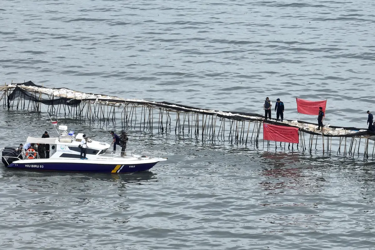 Kementerian Kelautan dan Perikanan (KKP) resmi menyegel pagar laut sepanjang 30,16 kilometer (km) di pesisir Kabupaten Tangerang. (Foto: KKP)