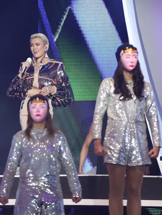 Lagu berbahasa Inggris yang dinyanyikan Agnez diawali dengan tarian topeng Betawi. Alunan musik yang unik juga terdengar ketika musik tari topeng tersebut melebur dan bersatu dengan lagu ‘Hide and Seek’. (Bambang E.Ros/Bintang.com)