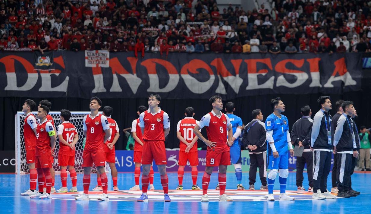 Pemain Timnas Futsal Indonesia berkumpul untuk memberikan penghormatan kepada para suporter usai melakoni laga terakhir Grup A Piala Asia Futsal 2026 melawan Irak di Indonesia Arena, Kompleks Gelora Bung Karno, Senayan, Jakarta, Sabtu (31/1/2026). Bermain imbang 1-1 dengan Irak, Timnas Futsal Indonesia mengunci status sebagai juara Grup A sekaligus memastikan lolos ke babak perempat final Piala Asia Futsal 2026. (Bola.com/Bagaskara Lazuardi)