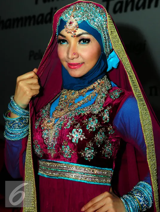 Pemain film dan model majalah pria dewasa, Roro Fitria berpose saat ditemui di kawasan Tanah Abang, Jakarta. Foto diambil pada 19 Juni 2015. (Liputan6.com/Faisal R Syam)
