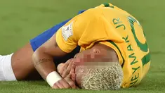 Neymar menutupi wajahnya yang penuh darah saat melawan Bolivia pada kualifikasi Piala Dunia 2018 di Stadion Dunas Arena, Brasil (6/10). Neymar mengalami luka setelah mendapat sikutan keras penyerang Bolivia, Yasmani Duk.  (AFP PHOTO/Nelson Almeida)