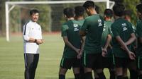 Pelatih Timnas Indonesia U-23, Indra Sjafri (kiri) bersama para pemainnya dalam sesi latihan di Stadion Universitas Negeri Yogyakarta (UNY), Sleman, Jumat (31/5/2019). (Bola.com/Vincentius Atmaja)