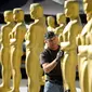 Perajin Rick Roberts memberikan sentuhan akhir pada patung Oscar 2017, di Hollywood, Los Angeles, 22 Februari 2017. Penganugerahan Academy Awards ke-89 akan diselenggarakan pada 26 Februari 2017 waktu setempat. (Photo by Chris Pizzello/Invision/AP)