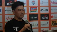 Pelatih fisik Persib Yaya Sunarya menghadiri jumpa pers sebelum pertandingan melawan Bhayangkara FC. (Liputan6.com/Huyogo Simbolon)