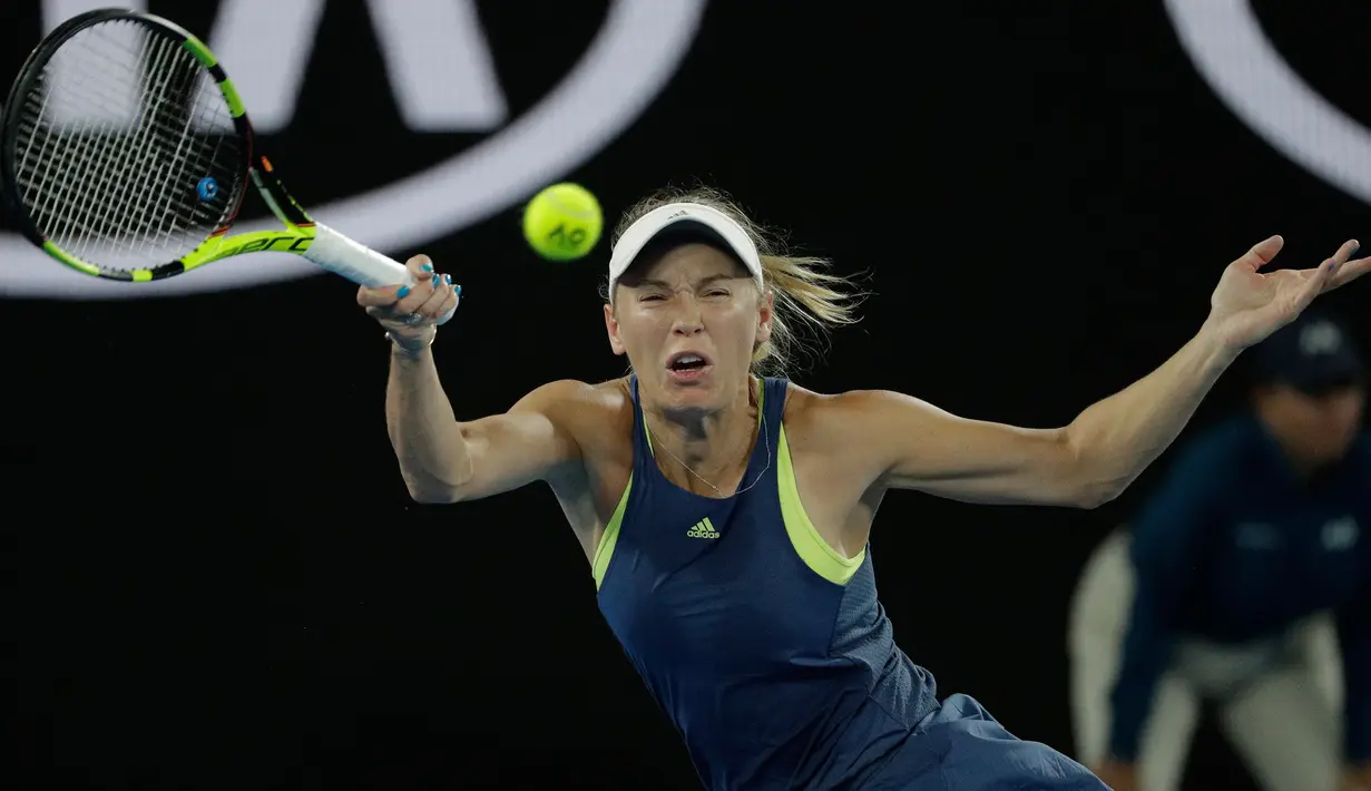 Petenis Denmark, Caroline Wozniacki mengembalikan bola ke arah petenis Belanda, Kiki Bertend pada babak ketiga Australia Terbuka 2018 di Melbourne, Jumat (19/1). Wozniacki mengunci kemenangan 6-4, 6-3 dalam waktu 86 menit. (AP/Dita Alangkara)