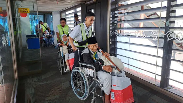 Keberangkatan Kloter Pertama Jemaah Haji dari Bandara Soetta, Tangerang. (Liputan6.com/Pramita Tristiawati)