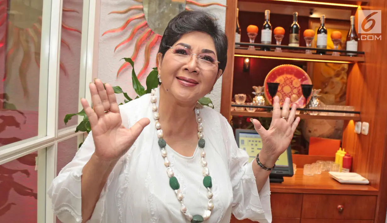 Penyanyi Titiek Puspa berpose saat merayakan ulang tahunnya yang ke 80 di kawasan Gunawarman, Jakarta, Rabu (1/11). Saat Ultahnya Titiek Puspa mendapat penghargaan telah berkarya selama 63 tahun. (Liputan6.com/Herman Zakharia)
