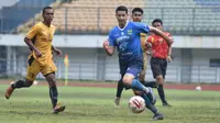 Gelandang Persib Bandung Esteban Vizcarra dikepung pemain tim Porda Kota Bandung di Stadion GBLA, Sabtu (20/3/2021).