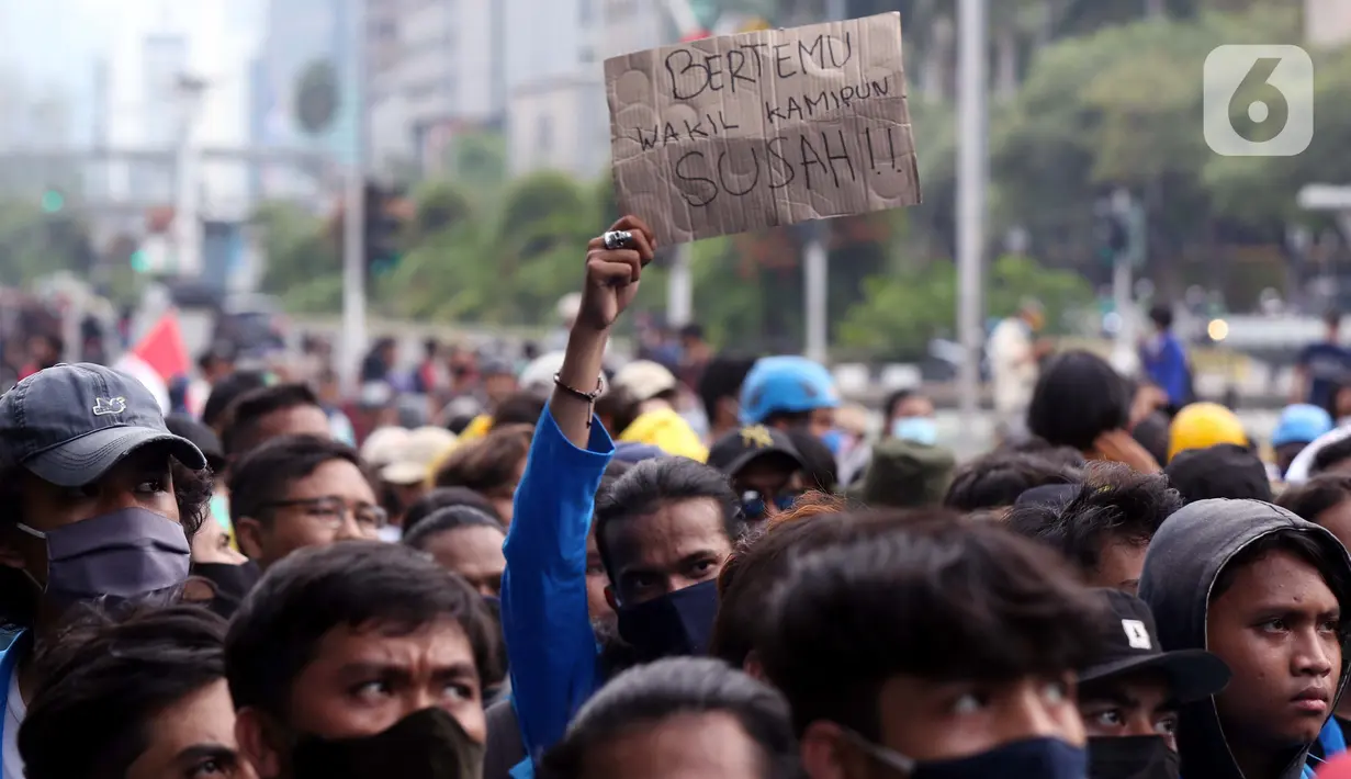 Mahasiswa dari berbagai kampus melakukan aksi unjuk rasa di sekitar kawasan Patung Kuda, Jalan Medan Merdeka Barat, Jakarta, Selasa (20/10/2020). Dalam aksinya, ratusan mahasiswa meminta pemerintah membatalkan pengesahan Omnibus Law UU Cipta Kerja. (Liputan6.com/Helmi Fithriansyah)