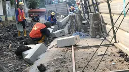 Aktivitas pekerja menyelesaikan proyek revitalisasi trotoar di Jalan Salemba Raya, Jakarta, Jumat (6/9/2019). Proyek revitalisasi trotoar dengan anggaran Rp 75 miliar ini ditargetkan rampung pada Desember mendatang. (Liputan6.com/Helmi Fithriansyah)