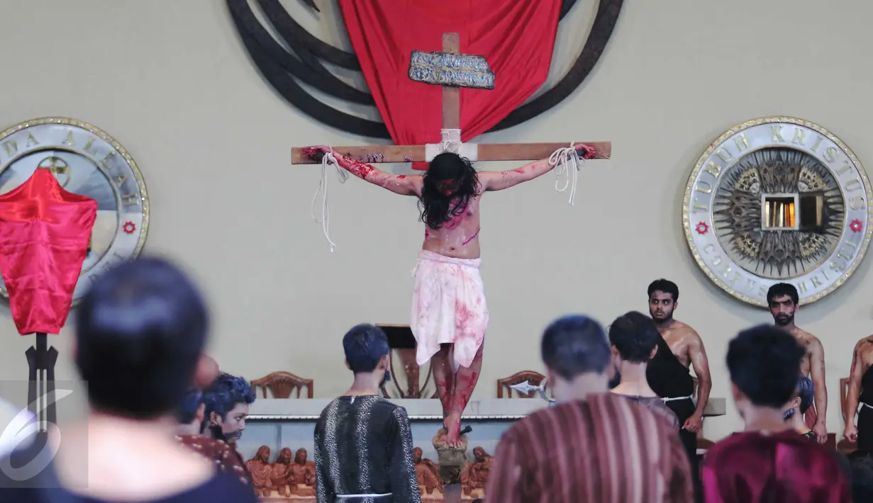Umat Katolik di Gereja St Matius Penginjil Bintaro, menampilkan teatrikal prosesi jalan salib, Tangerang Selatan, Jumat (25/3). Prosesi jalan salib yang mengisahkan kesengsaraan Yesus saat penyaliban dirinya. (Liputan6.com/Angga Yuniar)