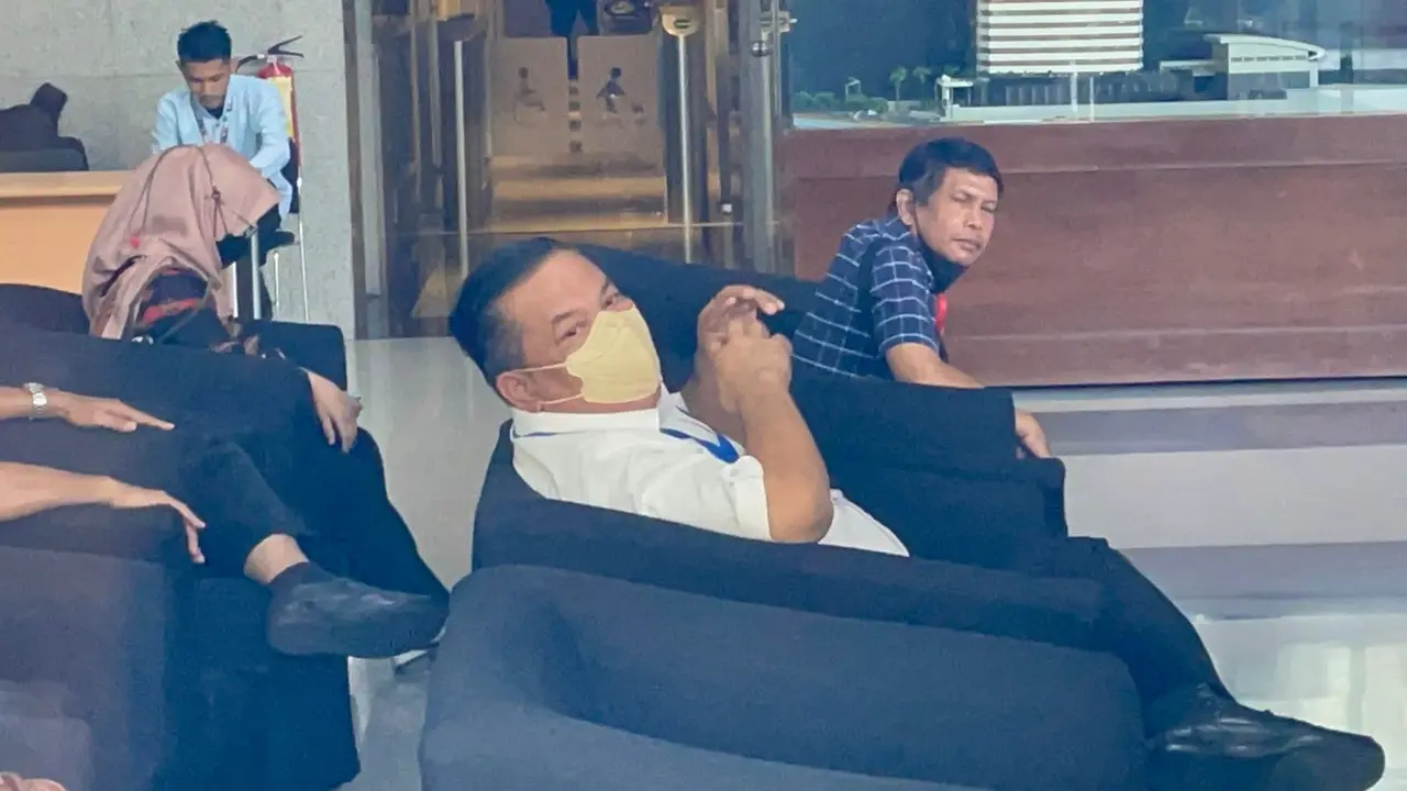 Sekretaris Daerah Provinsi Riau SF Hariyanto mendatangi Komisi Pemberantasan Korupsi (KPK), Kamis (6/4/2023). (Foto: Fachur Rozie/Liputan6.com)