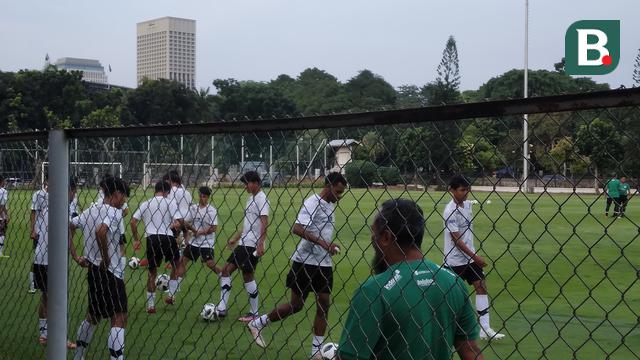 Suasana sesi latihan Timnas Indonesia U-17 di Lapangan A Gelora Bung Karno