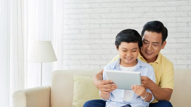 Ilustrasi pendampingan orang tua ke anak di era digital
