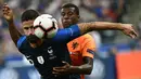 Striker Prancis, Olivier Giroud, berusaha mengamankan bola saat melawan Belanda pada laga UEFA Nations League di Stade de France, Paris, Minggu (9/9/2018). Prancis menang 2-1 atas Belanda. (AFP/Franck Fife)