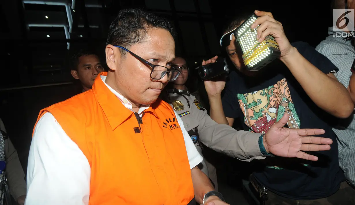 Kadis Kelautan dan Perikanan Kepri Edy Sofyan dikawal petugas usai menjalani pemeriksaan 1 x 24 jam di Gedung KPK, Jakarta, Jumat dini hari (12/7/2019). Edy Sofyan resmi ditahan KPK bersama Gubernur Kepri Nurdin Basirun dengan barang bukti uang senilai Rp666.812.189,56. (merdeka.com/Dwi Narwoko)