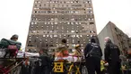 Petugas darurat bekerja di lokasi kebakaran gedung apartemen di Bronx, New York, Amerika Serikat, 9 Januari 2022. Sebanyak 19 orang tewas dalam kebakaran maut tersebut. (AP Photo/Yuki Iwamura)