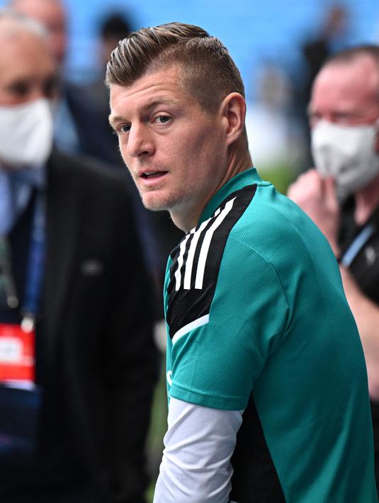 <p>Gelandang Real Madrid, Toni Kroos menghadiri sesi latihan tim di Stadion Etihad di Manchester, barat laut Inggris, pada 25 April 2022. Real Madrid akan bertanding melawan Manchester City pada leg pertama semifinal Liga Champions. (AFP/Oli Scarff)</p>