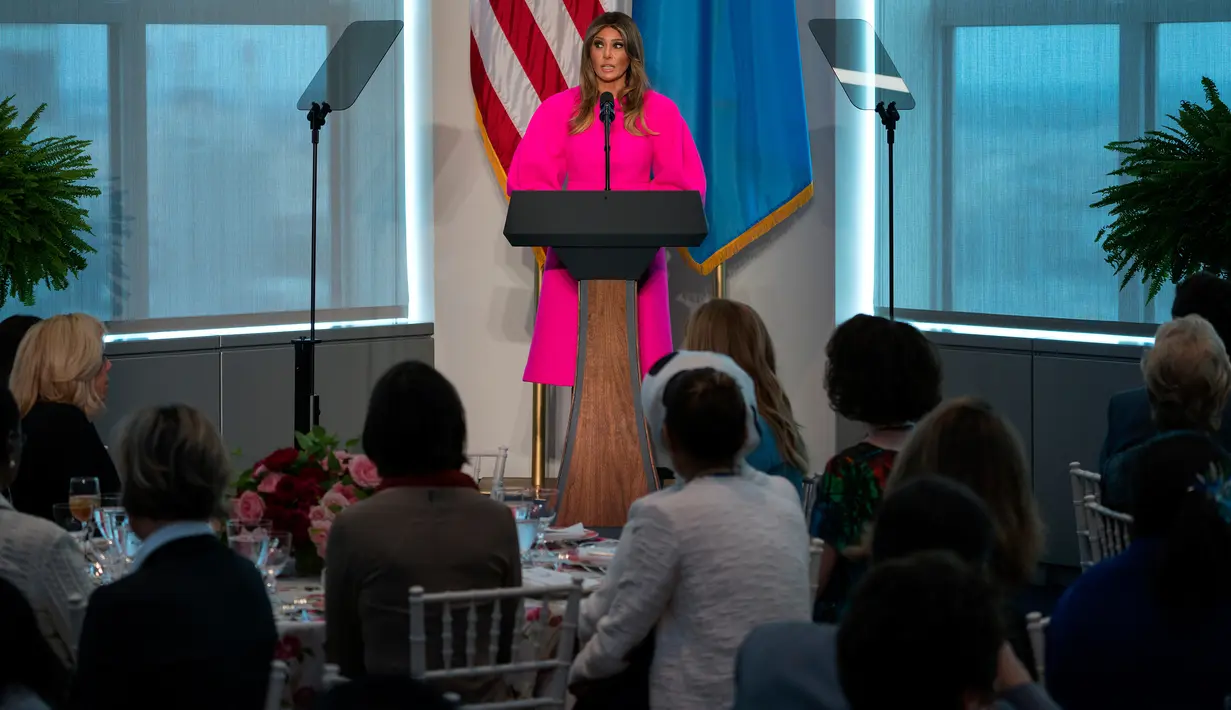 Ibu Negara AS, Melania Trump mencuri atensi ketika berpidato dalam acara PBB di New York, Rabu (20/9). Melania Trump memilih gaun pink neon rancangan Delpozo yang dirancang dengan bagian lengan bervolume. (AP Photo/Craig Ruttle)