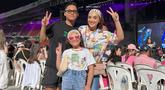 Ashanty dan Azriel serta Arsy tampak ikut menonton konser encore Blackpink di Thailand. Bahkan, untuk ikut menonton istri Anang Hermansyah ini menyebutkan rela ikut war tiket demi mendapatkan 10 tiket. (Liputan6.com/IG/@ashanty_ash)