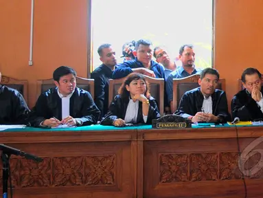 Tim kuasa hukum Suryadharma Ali (SDA) saat sidang perdana praperadilan mantan Menteri Agama tersebut di Pengadilan Negeri Jakarta Selatan, Senin (30/3/2015). Sidang gugatan praperadilan SDA ditunda hingga besok, Selasa (31/3). (Liputan6.com/Yoppy Renato)