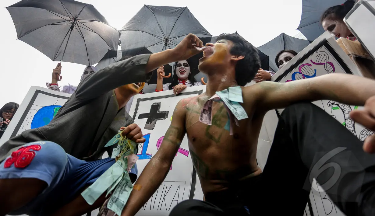 Aksi teatrikal mahasiswa dalam rangka memperingati Hari Pendidikan Nasional di Bundaran HI, Jakarta, Minggu (3/5/2015). Lewat aksi ini mereka memberikan dukungan untuk perbaikan kualitas pendidikan di Indonesia. (Liputan6.com/Faizal Fanani)
