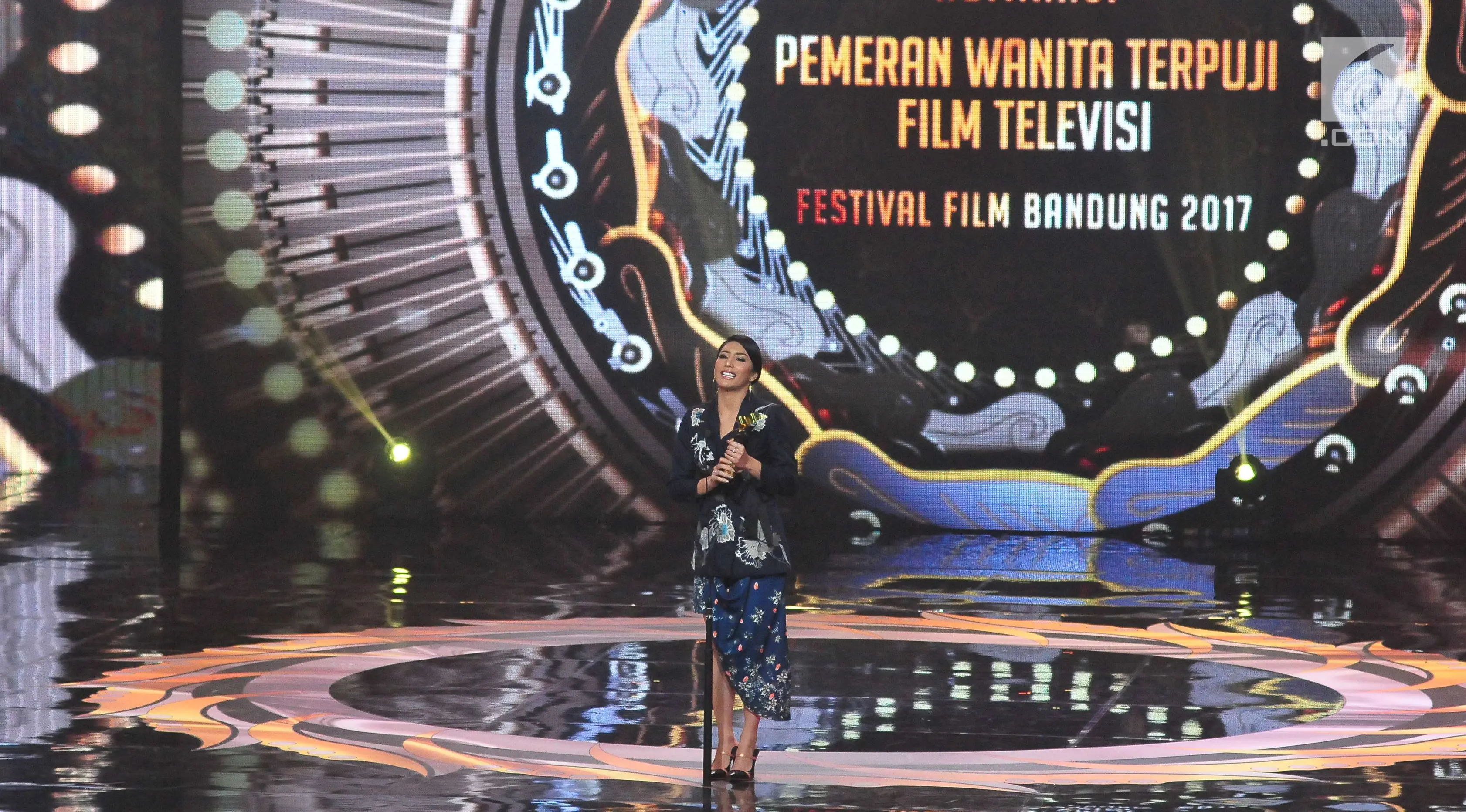 Aktris Tyas Mirasih menerima penghargaan Pemeran Wanita Terpuji Film Televisi dalam ajang Festival Film Bandung 2017 di studio 6 Emtek, Jakarta (22/10). (Liputan6.com/Helmi Afandi)