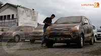 FOTO: Mobil di Plaza UOB, dari Kaca Pecah Hingga Spion Patah