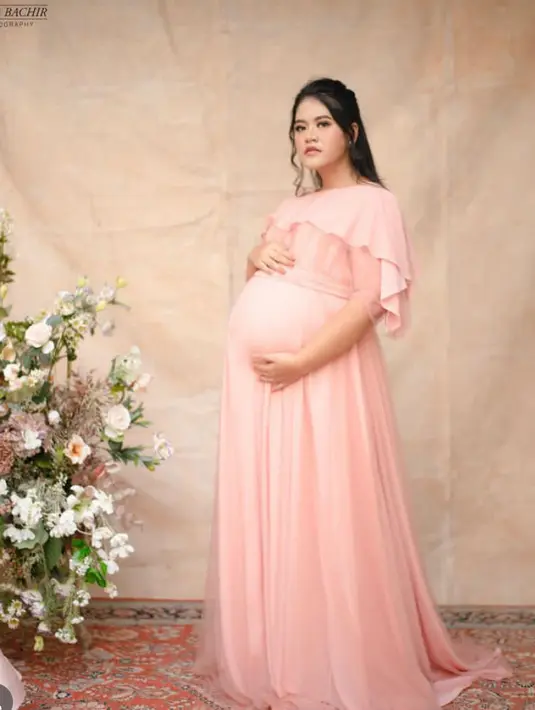 Di kehamilan ketiga pula, Kahiyang Ayu tampil mengenakan dress pink panjang yang membuatnya tampil bak princess. [@ayanggkahiyang]