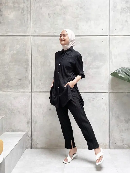 Jika bingung untuk memilih outfit hari ini, maka one set adalah pilihan terbaik. Agar tampil dengan tema monochrome kamu hanya butuh one set berwarna hitam dan jilbab yang berwarna muda. (instagram/ayudiac)