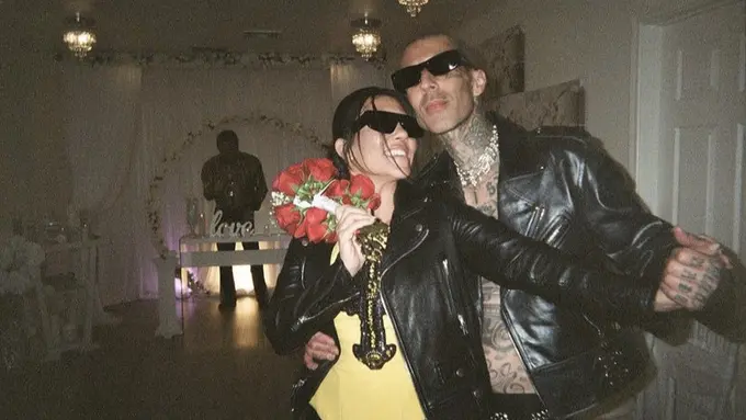 Bergaya Rockstar Tanpa Gaun Mewah, Kourtney Kardashian Kenakan Jaket Kulit Saat Menikah dengan Travis Barker