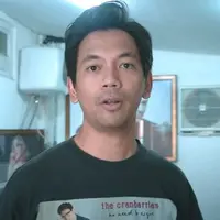 Lama tampil dengan rambut gondrong, Rian putuskan pangkas rambutnya. (Sumber: Instagram/@rianekkypradipta)