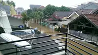 Situasi banjir di komplek perumahan Puspa Gading, Kelapa Gading, Jakarta Utara, Senin (9/2/2015). (twitter.com/AndrieBit) 