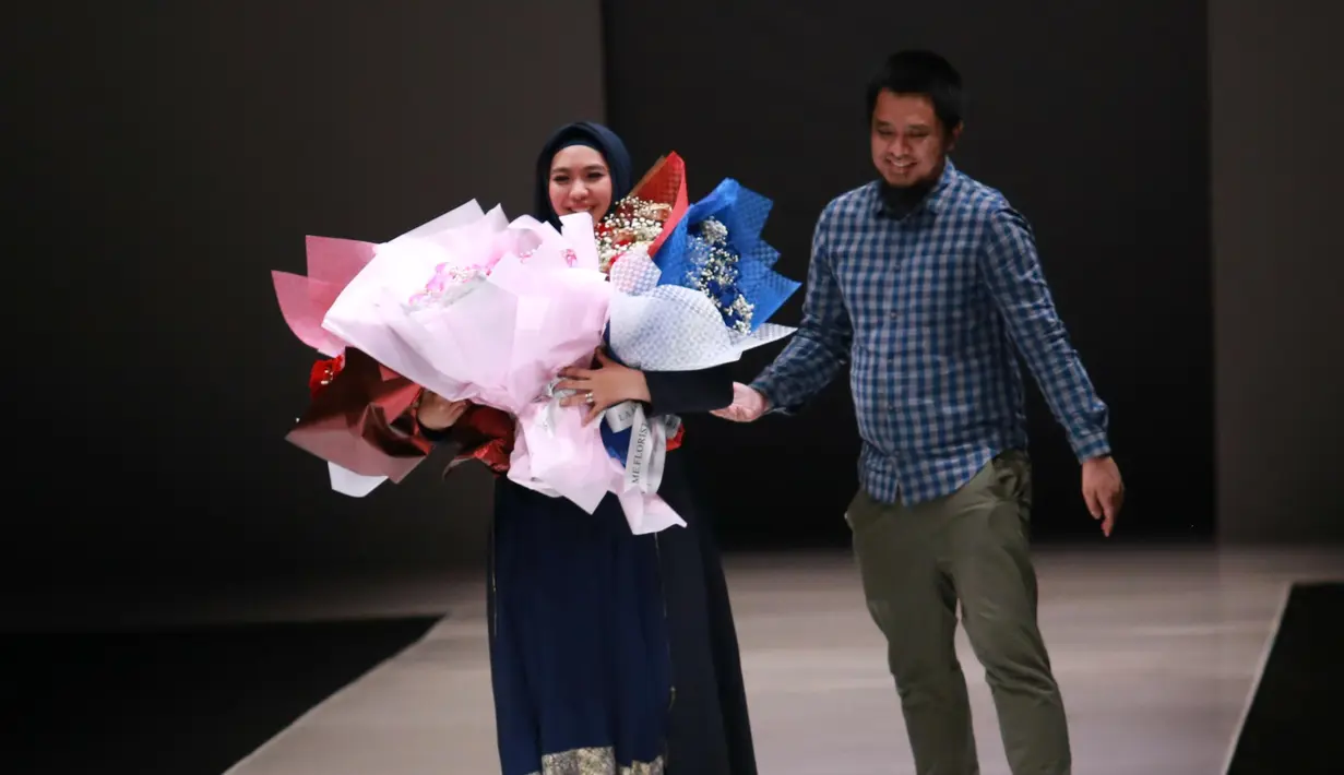 Tidak hanya disibukan dengan dunia dakwah, pendidikan dan kariernya sebagai artis, Oki Setiana Dewi juga sibuk serius dalam merancang busana muslim. (Adrian Putra/Bintang.com)