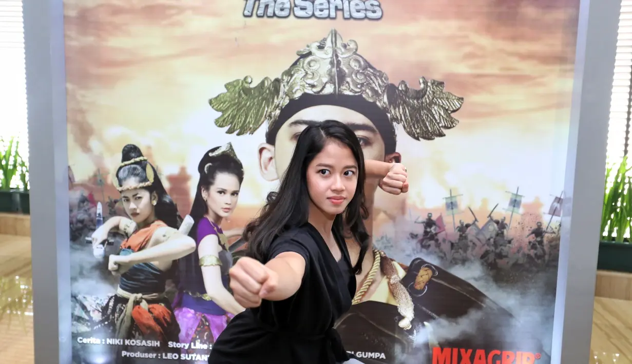 Berperan sebagai adik Brama Kumbara (Samuel Zylgwn), Sabina mengaku tidak kapok mesti beberapa kali harus terjatuh. Bahkan jatuh dari kuda sekalipun. (Adrian Putra/Bintang.com)