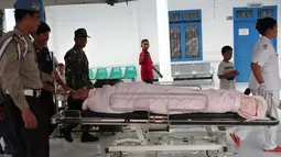 Korban helikopter EC 130  jatuh yang selamat, Fransiskus Subihardayan tiba di sebuah rumah sakit di Samosir setelah ditemukan Tim SAR mengapung di Danau Toba, Sumatera, Selasa (13/10). (AFP PHOTO/ALBERT Damanik)