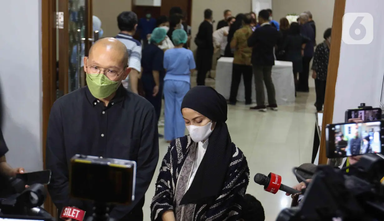 Anak Rima Melati Aditya Tumbuan sama Marisa Tumbuan saat memberikan keterangan di Rumah Duka RSPAD Gatot Soebroto Jakarta Pusat, Kamis (23/6/2022). Aktris senior Rima Melati meninggal dunia dalam usia 82 tahun pada pukul 15.14 WIB di RSPAD Jakarta Pusat akibat infeksi Decubitus. (Liputan6.com/Herman Zakharia)