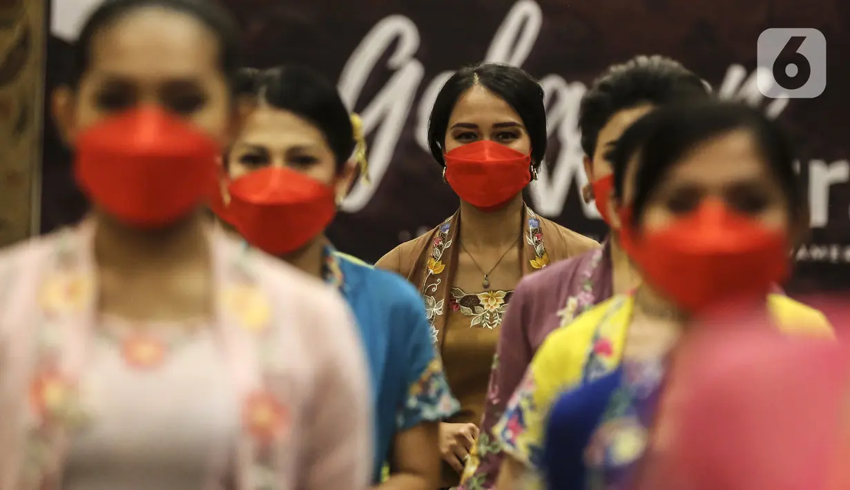 Yayasan Belantara Budaya Indonesia bersama Pemerhati Batik menggelar acara Gelaran Wastra di Hotel Sultan, Senayan, Jakarta, Jumat (4/2/2022). Gelaran Wastra berisikan pameran batik koleksi Dave Tjoa, pameran UMKM, pesta budaya, talk show dan fashion show. (Liputan6.com/Johan Tallo)