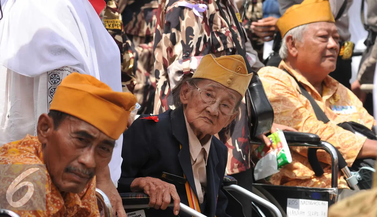 Sejumlah veteran berunjuk rasa di depan Istana Merdeka, Jakarta (7/4). Mereka menyerukan kepada Presiden Jokowi untuk mempertimbangkan cara melakukan penggusuran dan pengosongan rumah negara yang di huni oleh para veteran. (Liputan6.com/Gempur M Surya)