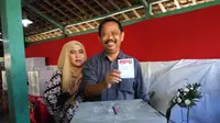 Di TPS tempat ibunya tinggal itu, para pemilih, termasuk calon Wali Kota Yogyakarta bisa menikmati sarapan soto gratis. (Liputan6.com/Switzy Sabandar)