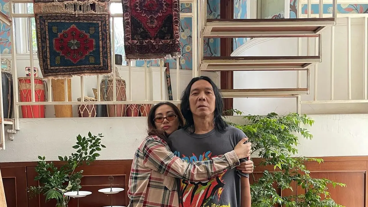 [Fimela] Potret penampilan istri Bimbim Slank