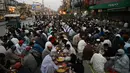 Umat Islam Pakistan berbuka puasa bersama di sepanjang jalan di Rawalpindi pada 7 Mei 2019. Ketika bulan suci Ramadan mulai di Pakistan, banyak masyarakat muslim memanfaatkan buka puasa gratis yang disponsori oleh badan-badan amal dan orang-orang kaya. (RIZWAN TABASSUM / AFP)