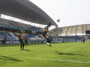 Pemain Timnas Indonesia, Gavin Kwan, menyundul bola saat latihan di Stadion Wibawa Mukti, Jawa Barat, Selasa (6/11). Latihan ini merupakan persiapan jelang Piala AFF 2018. (Bola.com/Vitalis Yogi Trisna)