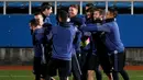 Para pemain Real Madrid terlihat bercanda saat sesi latihan jelang Final Piala Dunia Antar Klub di Yokohama, Jepang  (17/12). Madrid berhasil lolos ke final setelah menyingkirkan juara Concacaf Club America dari Meksiko. (REUTERS / Toru Hanai)