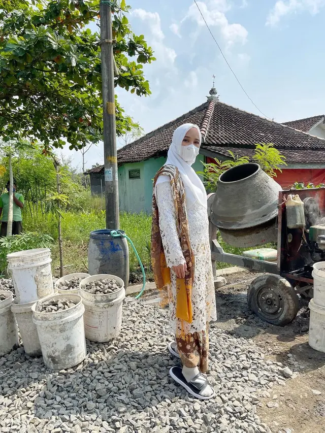 6 Potret Chacha Frederica saat Kunjungan Kerja, Penampilannya Curi Perhatian