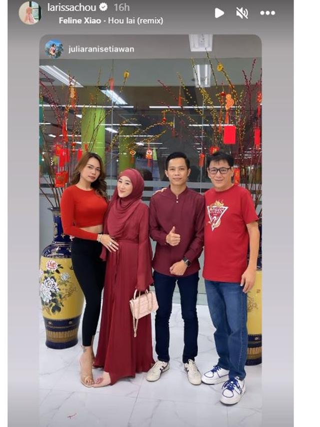 7 Potret Larissa Chou Rayakan Imlek Bareng Keluarga Besar, Ditemani Ikram Rosadi