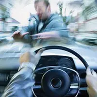 Melaju di jalan raya yang sepi, mobil ini hampir saja menabrak sosok asing yang dicurigai sebagai hantu.