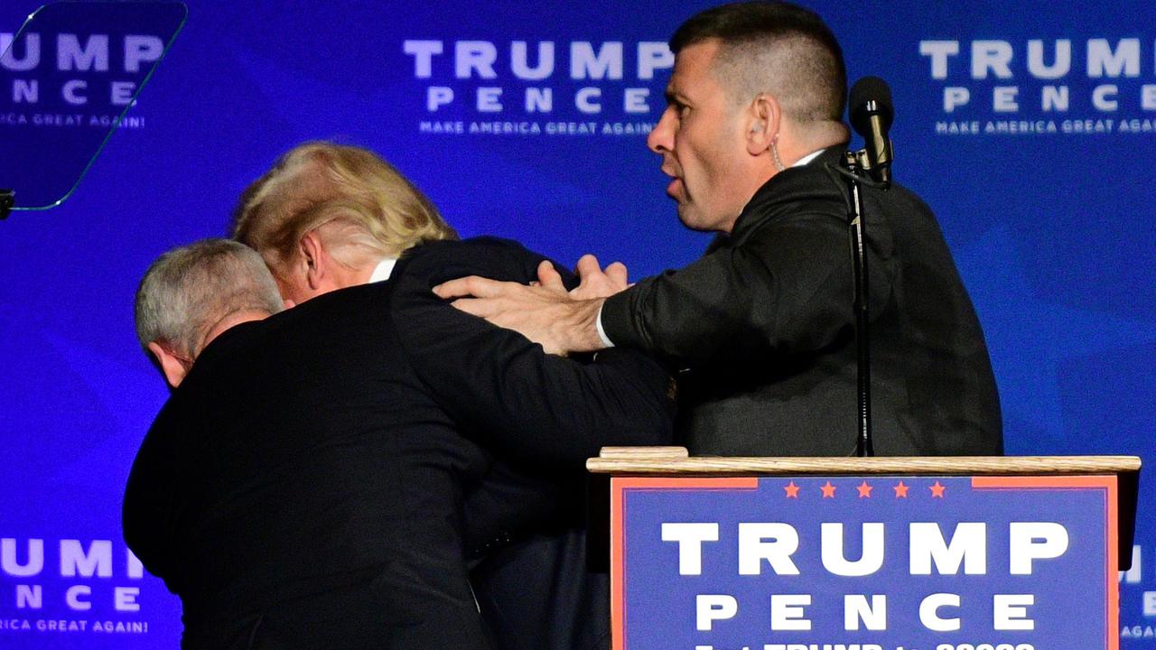 Secret Service 'Selamatkan' Trump Saat Sedang Kampanye, Ada Apa?