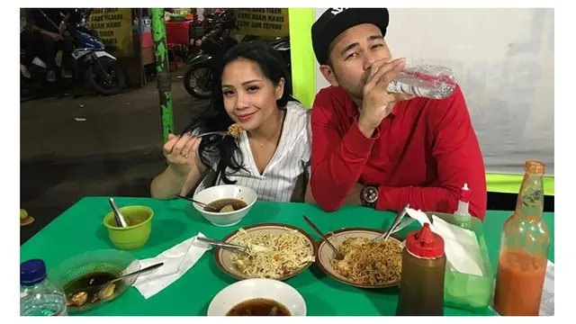 Potret 8 Artis saat Makan di Pinggir Jalan, Tetap Santai